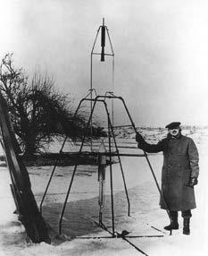 Ekkor Konsztantyin Eduardovics Ciolkovszkij orosz tudós 1883 1903 között több dolgozatában kidolgozta a rakéták működési elvét, megadta a folyékony hajtóanyagú rakéta elméleti leírását.