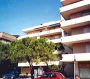 Lakások csendes, mediterrán fenyőligetes környezetben. Általános jellemzőik az egyes lakáskategóriáknál jelzett leírásokban.