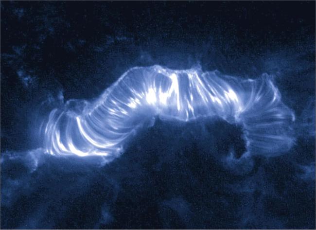 . ábra. Mágneses hurkokból álló árkád a 000. július 14-i fler felfénylése után a TRACE mûhold felvételén (NASA). a globális tér átlagosan 11 évenként megfordul.