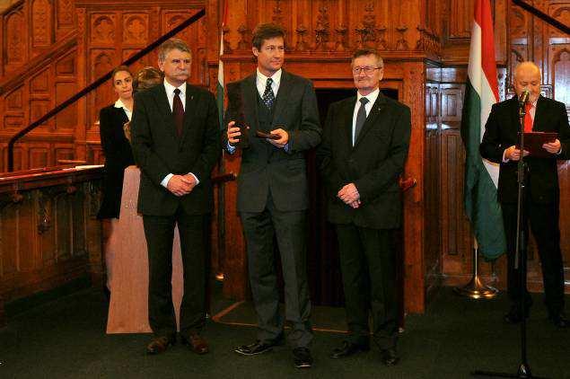 A Kuratórium döntése alapján, a határainkon túl alkotó szakemberek közül Gábor Dénes-díjban részesültek: Dr.