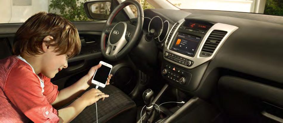 A Bluetooth csatlakozás révén menet közben is telefonálhat, míg a navigációs