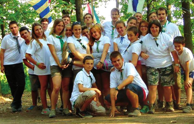 MOZAIK Diákok írták Cserkésztábor Xantus módra! Avagy az új kezdet Írta: Koszka Nikolett őrsvezető Augusztus 2-án érkeztünk Csákberény falu erdejének a szélére, ahol a szeretet uralkodik.