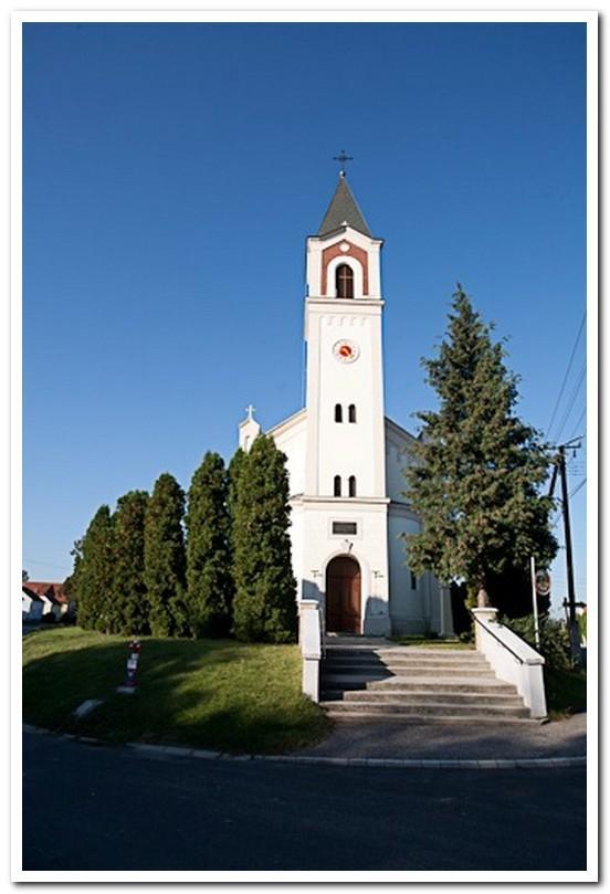 A település műemlék jellegű épülete Ullein József soproni műépítész tervei szerint épült