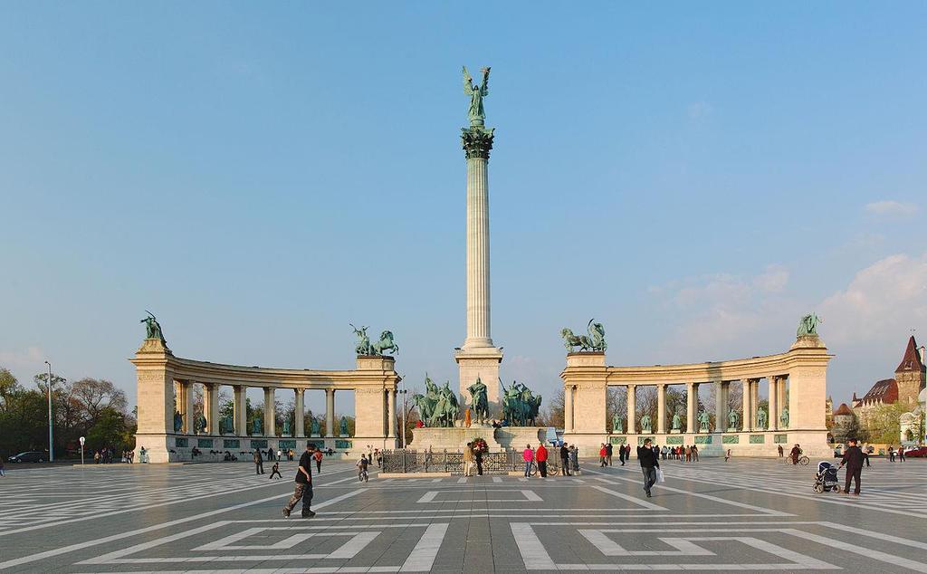 HŐSÖK TERE 1895-ben megszületett a döntés, hogy a Gloriette helyén egymillenniumi emlékművet, egy Nemzeti pantheont kell építeni.