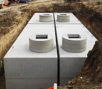 A vízlefolyás szabályozása lefolyásszabályozóval vagy szivattyúval történik. A vasbeton tartályok C 30/37 osztályú betonból készülnek.