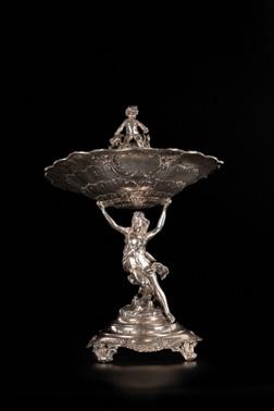 Asztalközép / Centerpiece osztrák, 1867-1937 között fémjellel, 1867-1902 közötti behozatali jeggyel, 800 ezrelékes ezüst, vésett A.P.