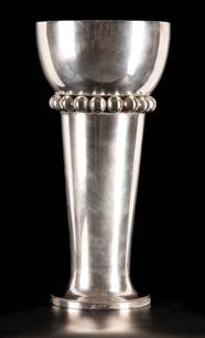 Kehely / Calices osztrák, 1867-1937 közötti jelzéssel, 800 ezrelékes ezüst, mesterjeggyel, korong alakú talprészen élekkel tagolt szár, nóduszán körmintás díszítéssel, a