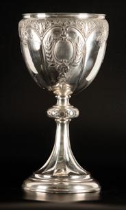 the nodus circle-line decoration, cuppa with floral decoration m/h: 32,5 cm 685 gr Kikiáltási ár: 160 000 Ft Starting price: 500 90.