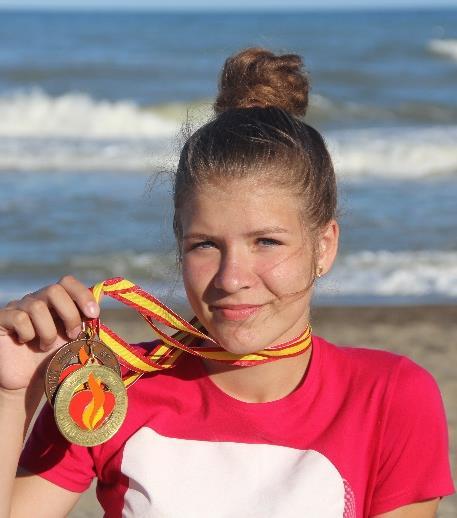 DÍJAZOTTAK Hódmezővásárhelyen az ÉV EMBERE lett Süli Flóra Flora néhány hónapos korában derült ki, hogy cisztás fibrózisa van, amely miatt hét éves korában kapott új májat a budapesti