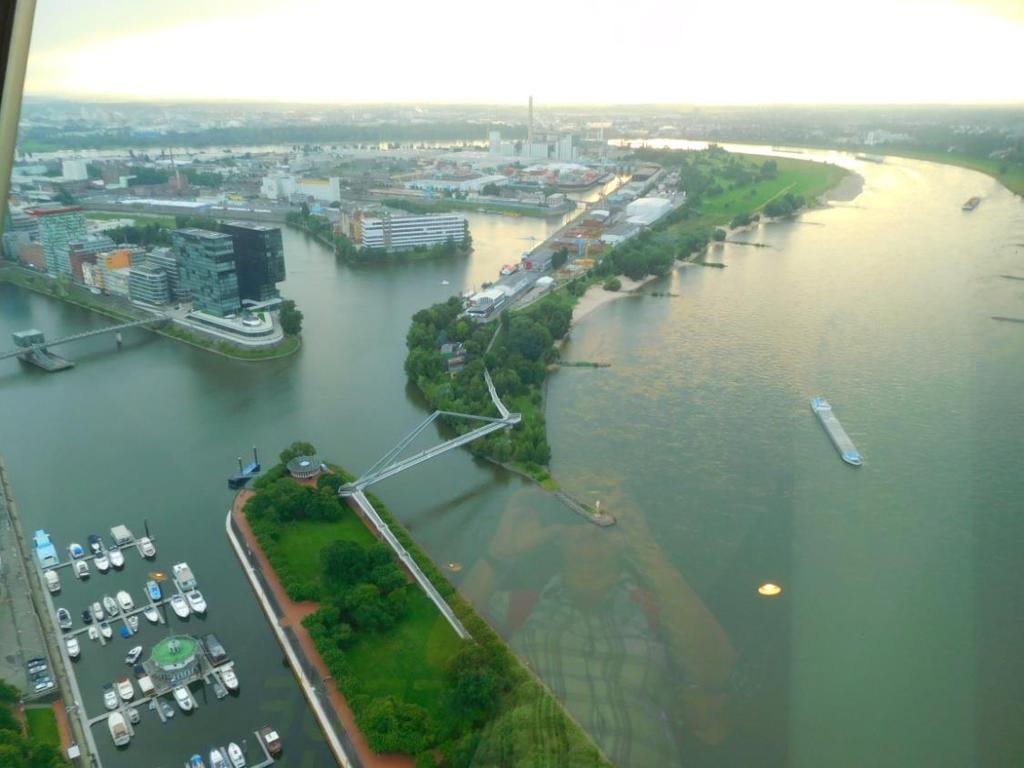 Düsseldorfban fel kell menni a TV-toronyba is, ahonnan csodálatos a kilátás.