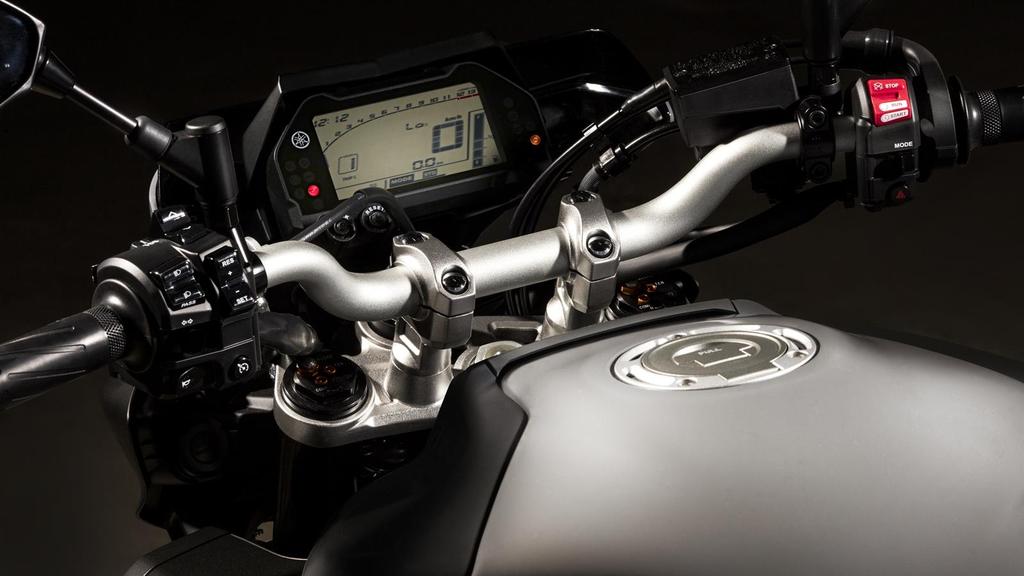 A különböző körülményeknek történő megfelelés érdekében a Yamaha D-MODE rendszer három motorüzemeltető üzemmódot ajánl fel a 12 V-os DC kimenet pedig számos tartozék használatát teszi lehetővé.