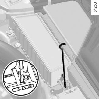 AUTOMATA PARKOLÓFÉK (4/4) 4 4 A 7 5 A B C 2 6 5 Biztonsági kioldás A biztonsági kiengedés előtt feltétlenül rögzítse a gépjárművet az első sebességfokozat kapcsolásával (mechanikus sebességváltónál)