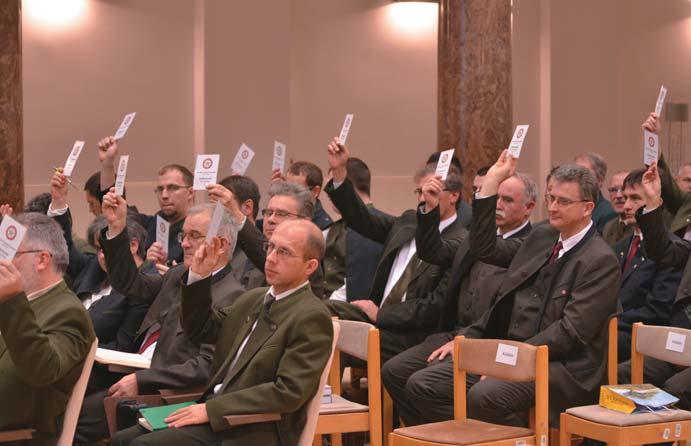 EGYESÜLETI ÉLET A harmadik napirendi pontban a küldöttgyûlés megemlékezett Madas Andrásról, az Egyesület örökös tiszteletbeli elnökérõl.
