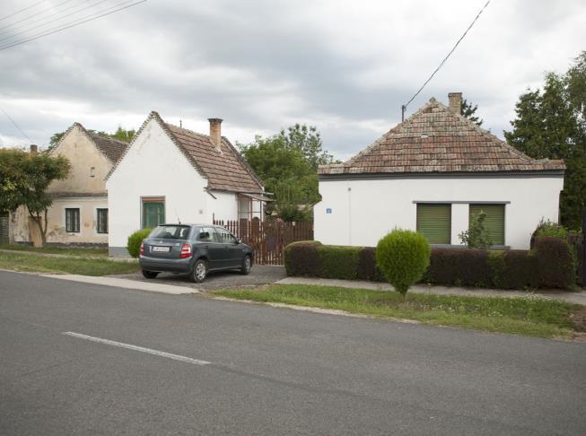 Ide tartoznak a sajátosan lekontyolt homlokzatú, az előkert nélküli elhelyezett,