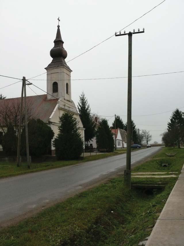 a templom előtti