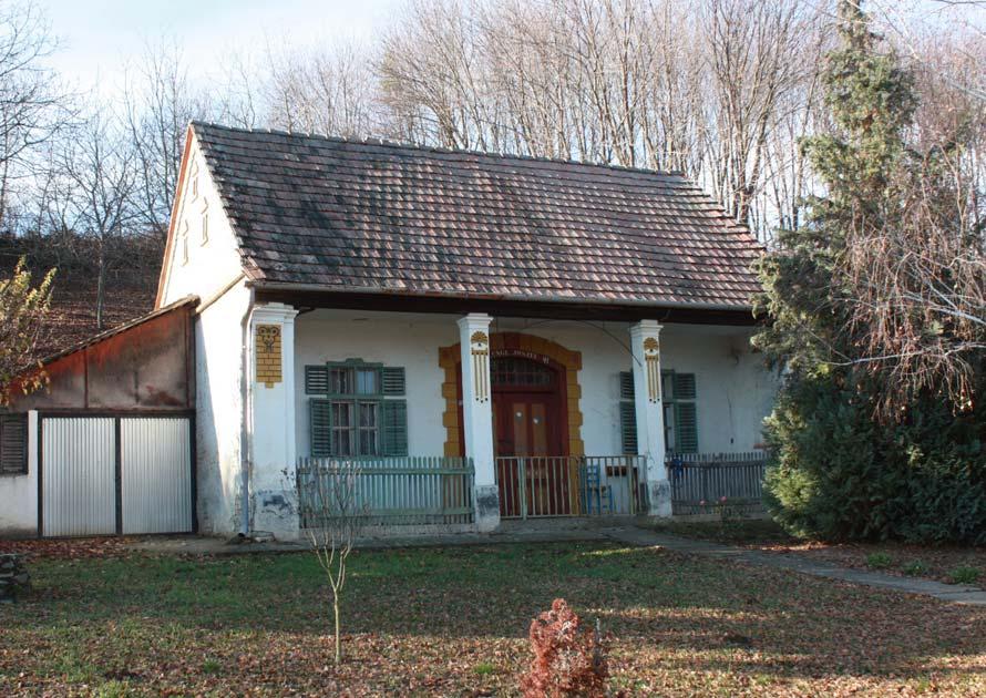 Somberek, szőlők 0281/10 H1 présház A dűlőúttal párhuzamosan álló, falazott tornácos présház tömege, nyílásrendje, ajtaja és homlokzatképzése eredeti állapotú.