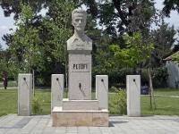 / A Huzella család síremléke - a botanikus kertben - 2005 óta a Nemzeti Kegyeleti Bizottság döntése alapján része a nemzeti sírkertnek. A 935 hrsz.