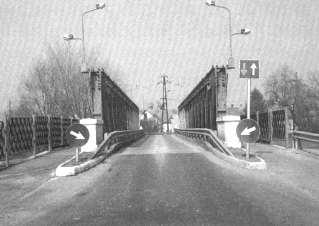 ábra: A Halászi Mosoni-Duna híd A híd a baleset után A hídon a közúti közlekedés 1992 óta egy vasúti hídszerkezettel lett ideiglenesen megoldva, így a terhelés az amúgy is kevés híd más tagjaira