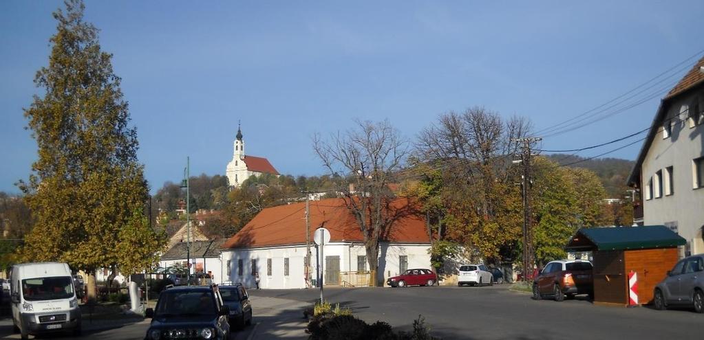 a középkori bencés ispotály emlékeiből. A kolostorvárban a hagyományok alapján megtervezett bencés gyógynövénykert körvonalazódik.