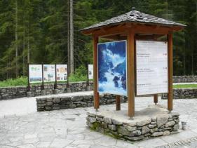 Esztétikusan kialakított információs pontok valahol Ausztriában Natúrpark tájékoztató tábla A Gerecse Natúrpark egyedi arculatának megjelenítésében fontos szerepet betöltő különböző