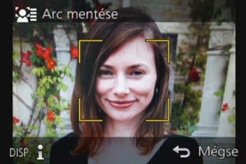 Alkalmazás (felvételkészítés) Felvételkészítés az arcfelismerés funkció használatával [Arcfelismerés] Arcképek regisztrálása Legfeljebb 6 személy arcképe regisztrálható olyan adatokkal együtt, mint a