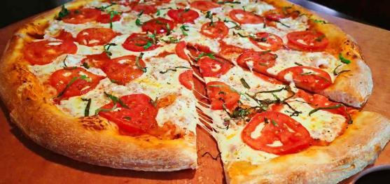 Pizza Margareta Pizzaszósz, paradicsomkarika, sajt Herz Pizzaszósz, szalámi, sajt Bolognai Pizzaszósz, bolognai ragu, sajt Vega Pizzaszósz, idényzöldségek, sajt Sonkás Pizzaszósz, sonka, sajt