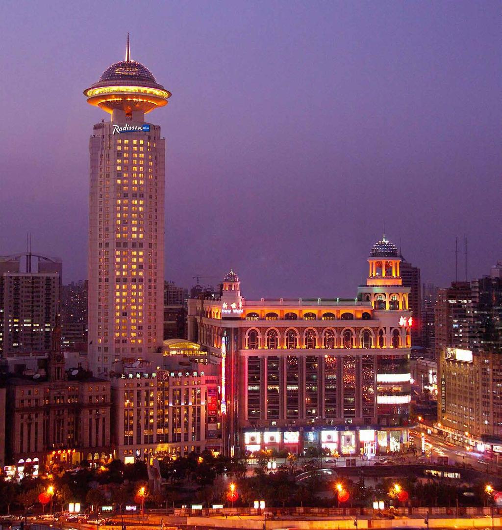Radisson Blu Hotel Shanghai New World Ez a 208 méter magas hotel a város Huangpu kerületében áll. Az eredeti épületet 2001-ben fejezték be, a kupolát pedig 2005ben építették hozzá.