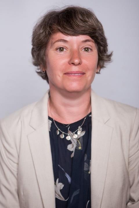 Gurobi Bernadett Tantárgy / szakterület: vizuális kultúra- kézművesség Intézmény: Szín- Vonal Alapfokú Művészeti Iskola Település: Zirc 2000-ben diplomáztam Szombathelyen, a Berzsenyi Dániel