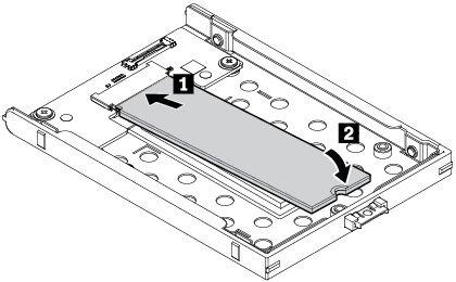 11. Igazítsa az új M.2 szilárdtestalapú meghajtó bevágását a bővítőhely pöckéhez, majd helyezze be a meghajtót, hogy az biztosan a helyére kerüljön 1. Ezután fordítsa lefelé 2. 12.