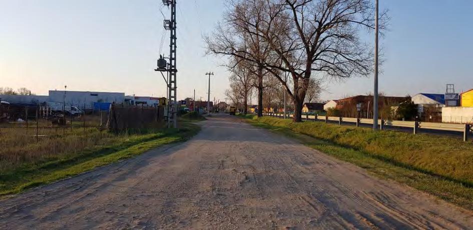 ingatlana előtt található a korábbi buszforduló, illetve buszváró területe egy mart aszfalt burkolatú útcsatlakozás közelében. A főút szelvényezés szerinti jo