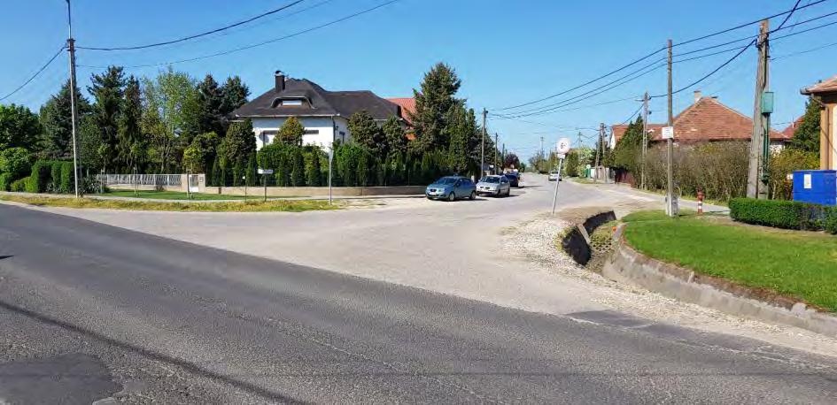 A Toldi Miklós utca több mint 20 méter szélességgel csatlakozik a Haraszti úthoz, viszont a nagy területen lezajló kanyarodó mozgások szabályozatlanul, burkolatjel-festés iránymutatása nélkül mennek