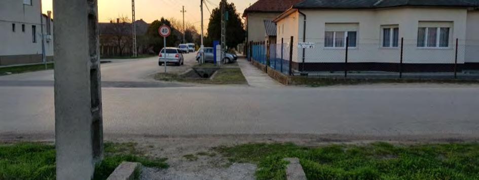 Mind a Halászy Károly utca, mind pedig a Széchenyi utca mellett egybefüggő, folyamatos gyalogjárda került kiépítésre, ám a Széchenyi utcából jelenleg