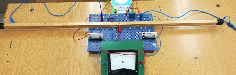 14. Zseblámpaizzó ellenállásának mérése Wheatstone-híddal Zseblámpaizzó (3,5 V, 0,2 A) foglalatban, 3 db különböző értékű ellenállás, megadva az ellenállások névleges értékét.