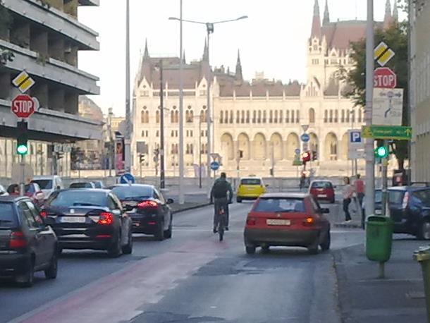80. ábra Jobbra kanyarodó forgalmi sáv bal oldalán kijelölt nyitott kerékpársáv (Budapest): a személyautó elfér a nyitott sáv használata nélkül, az autóbusz igénybe veszi a felületet Érden elsősorban