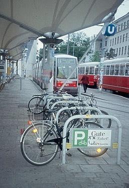 117. ábra: Kerékpártámaszokon elhelyezett reklám Bécsben 36 Az üzletek, szolgáltató vállalkozások számára fontos szempont, hogy a kerékpárral érkező vásárlókat, ügyfeleket is fogadni tudják.