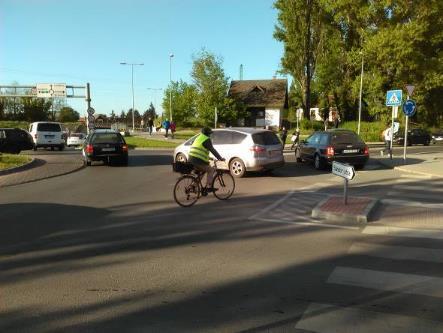 ábra A Diósdi úti aluljáró két végén lévő két körforgalom Elsősorban a torlódó autók miatt jelent akadályt a kerékpárosoknak, sokan inkább
