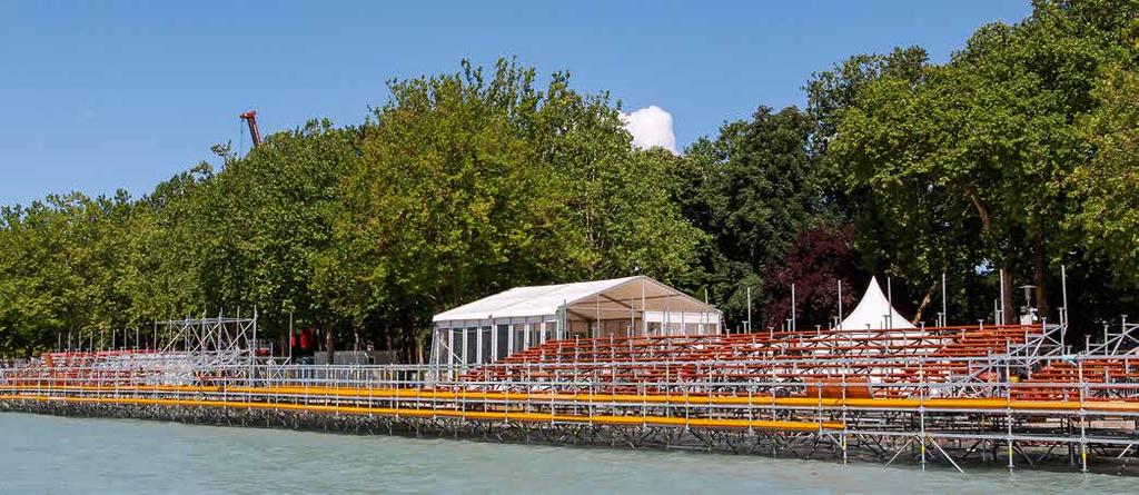 verseny lebonyolításához. Ezek után került sor a 2.000 férőhelyes mobil lelátó megépítésére, mely a Balaton vízébe volt telepítve, hogy a sétányt minél inkább tehermentesítsék. Az úszó VB után 2017.