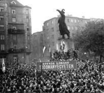 b) 1956. október 23. (kedd) du. 3 óra Petőfi-szobor Bem tér: kb. 50 ezer ember tüntet eredetileg Lengyelország mellett Nagy Imrét a kormányba, Rákosit a Dunába!