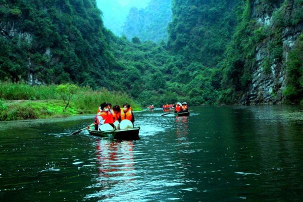 Ebéd után csónakba szállunk és több órás evezős csónakkirándulást teszünk Trang An természeti és kulturális csodái közt a Ngo Dong folyón. Az út talán legérdekesebb szakasza a folyami-barlangvidék.