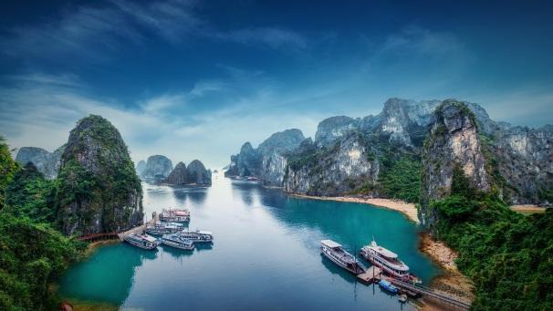 H-10 1 NAPOS HAJÓKIRÁNDULÁS A HALONG ÖBÖLBE Reggel 8.00-kor találkozás a hotel recepciójánál. Ezen a reggelen megkezdjük 3,5 órás utunkat a Halong öböl felé.