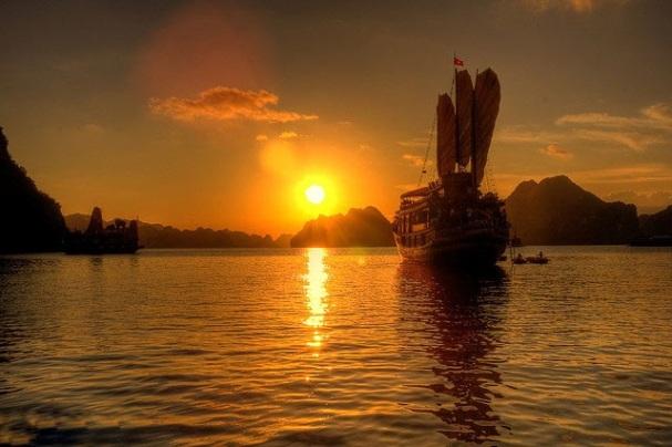 A reggeli program után a hajó tovább indul és lassan halad tovább a Halong öböl csodái közt.