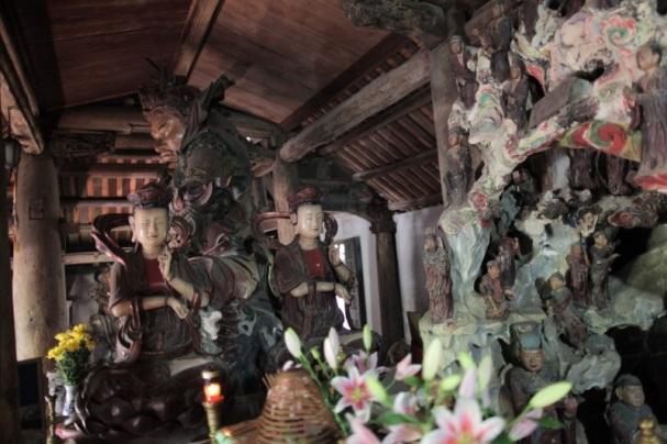 Délután meglátogatjuk a 287 szobráról híres, a 15. században épült Mia Pagodát. A pagoda építészete különleges, igencsak eltér a megszokott buddhista ábrázolásoktól.
