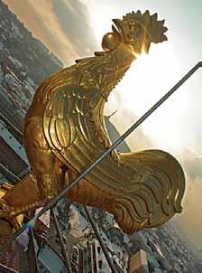 századi alkotás. A 69 méter magas toronyban Miskolc legnagyobb harangja, a 30 mázsás Eszter-harang lakik. A templom 182 cm-es aranyozott kakas-szimbólumát felújítása után, 2011.