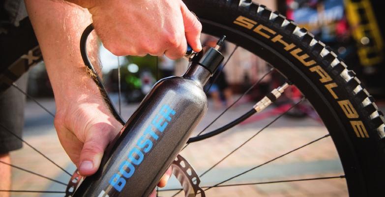 TUBELESS KIEGÉSZÍTŐK SZERSZÁMOK ÉS KIEGÉSZÍTŐK Nem számít hogy műhely, versenyfelkészítés vagy túra a Schwalbe kiegészítőkkel és szerszámokkal mindig