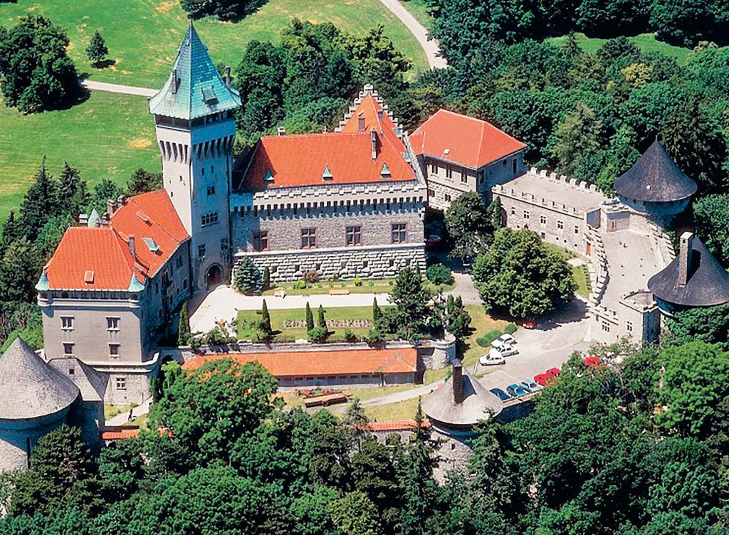 TÉMA Smolenický zámok ROMANTIKA V KARPATOCH Nad obcou Smolenice kúsok od Trnavy konkrétne na úpätí Malých Karpát sa v 14.