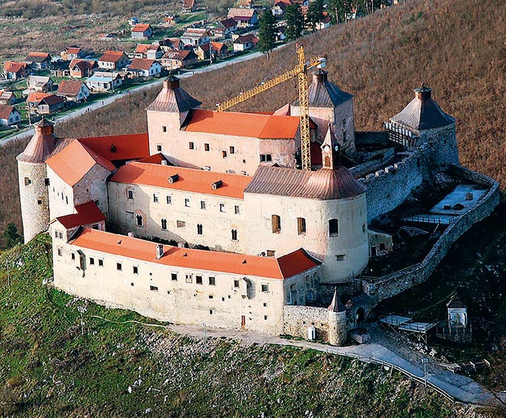 Hrad Krásna Hôrka HOREL NÁM PRED OČAMI! Hrad Modrý Kameň Nad obcou Krásnohorské podhradie neďaleko Rožňavy sa nachádza hrad pochádzajúci pravdepodobne z 13. storočia.