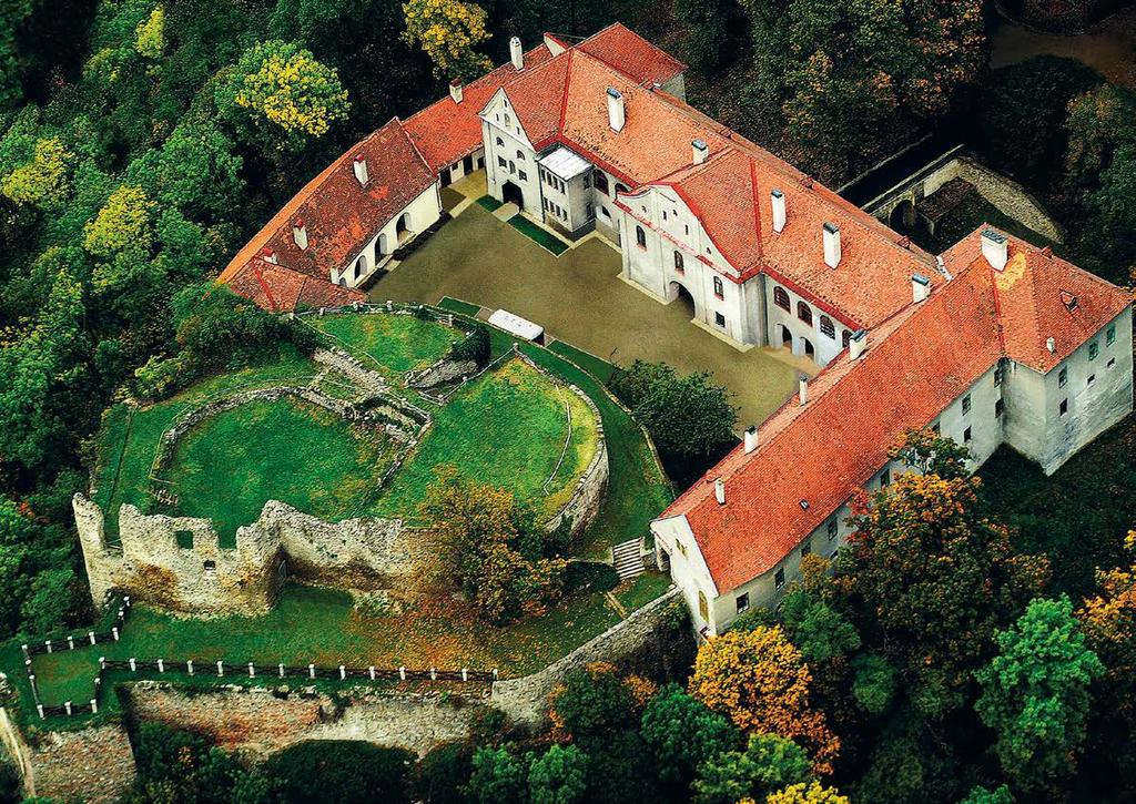 pred Tatármi a svoj význam potvrdil aj pri tureckých nájazdoch. Pôvodný hrad tvorila hranolová veža a obytný palác so spoločným opevnením.