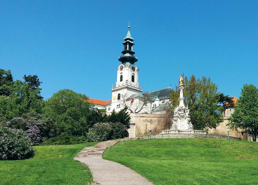 Nitriansky hrad JEDINÝ OBÝVANÝ U NÁS Tento zachovalý hradný komplex sa nachádza na vrchu uprostred Nitry vo výške 220 m n. m. a vytvára výraznú dominantu mesta pod južnými výbežkami pohoria Tríbeč.