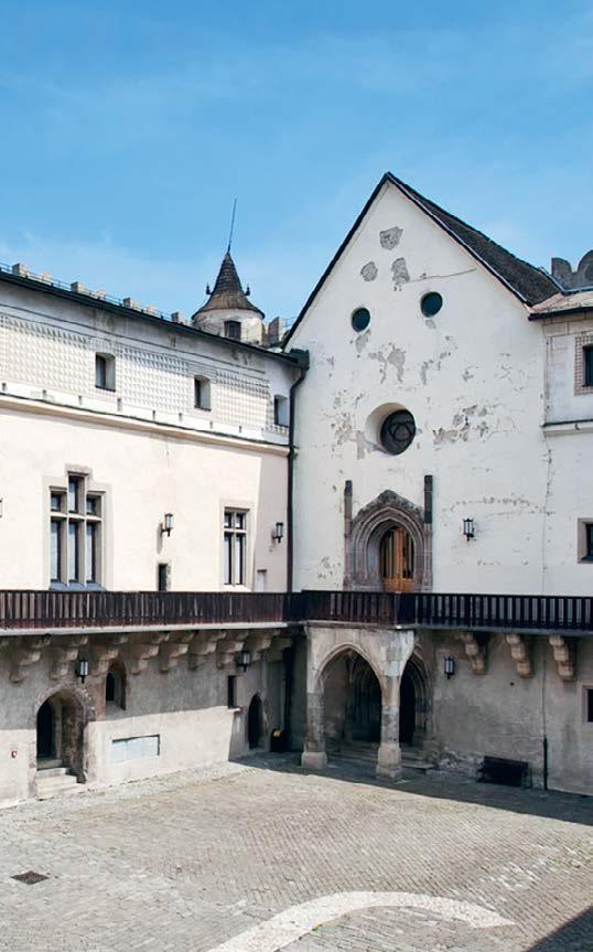 návrší a bola vybudovaná v rokoch 1370-1382 ako gotický poľovnícky zámok typu talianskych mestských palácov pre
