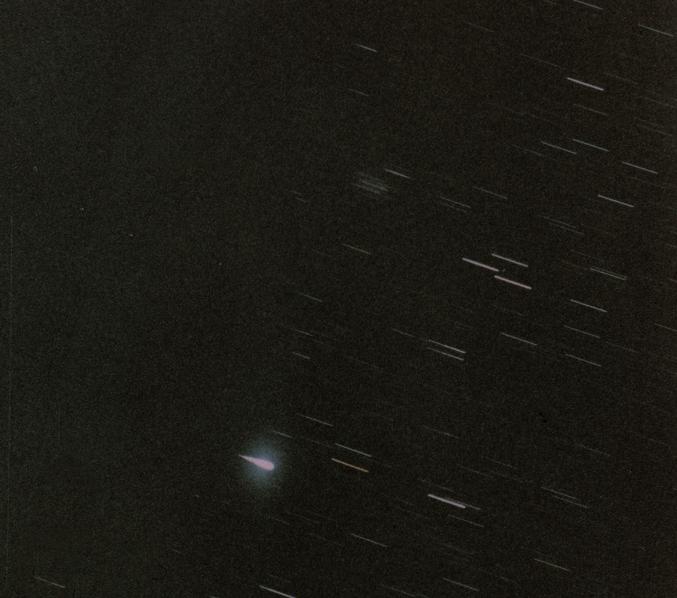 Üstökösök és meteorok Az üstökösök kőzetekből és jégből álló égitestek. Az üstö kösök többsége hosszú, erősen megnyúlt ellipszis alakú pályán kering a Nap körül.